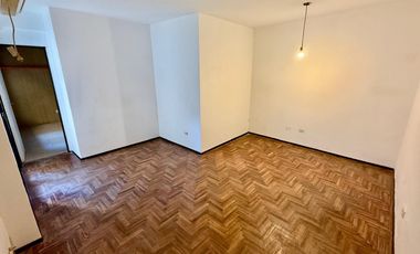 Departamento 2 ambientes con patio en  venta en Vicente López