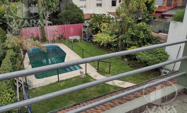 Hermoso chalet de 6 ambientes con gran jardín y piscina