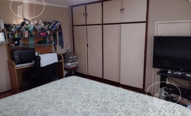 Hermoso chalet de 6 ambientes con gran jardín y piscina