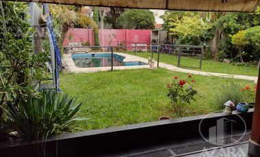 Hermoso chalet de 6 ambientes con gran jardín y piscina