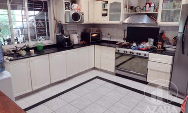 Hermoso chalet de 6 ambientes con gran jardín y piscina