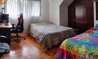 Hermoso chalet de 6 ambientes con gran jardín y piscina