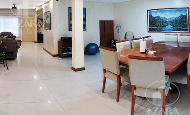 Hermoso chalet de 6 ambientes con gran jardín y piscina