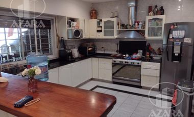 Hermoso chalet de 6 ambientes con gran jardín y piscina