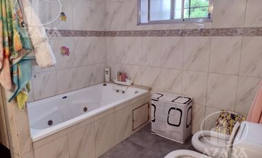 Hermoso chalet de 6 ambientes con gran jardín y piscina