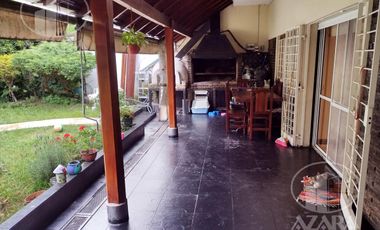 Hermoso chalet de 6 ambientes con gran jardín y piscina