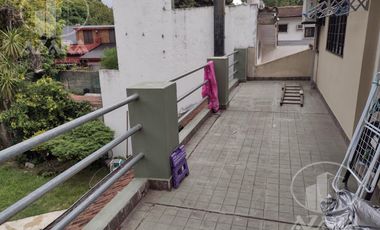 Hermoso chalet de 6 ambientes con gran jardín y piscina