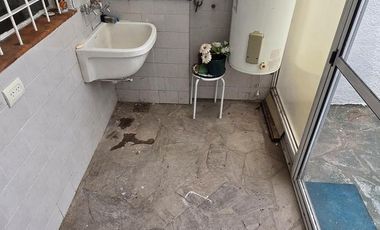 DUPLEX DE 3 AMBIENTES CON COCHERA Y PATIO EN VENTA. OLIVOS