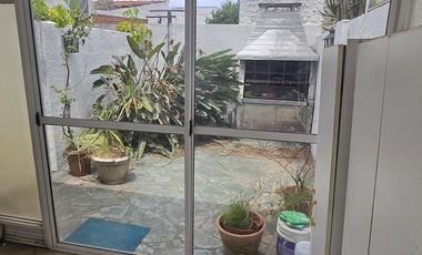 DUPLEX DE 3 AMBIENTES CON COCHERA Y PATIO EN VENTA. OLIVOS