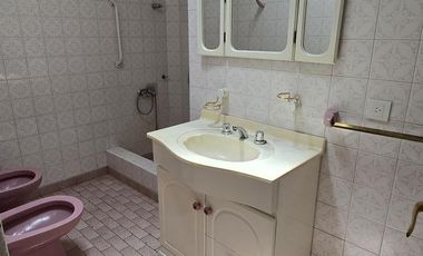 DUPLEX DE 3 AMBIENTES CON COCHERA Y PATIO EN VENTA. OLIVOS
