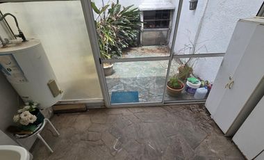 DUPLEX DE 3 AMBIENTES CON COCHERA Y PATIO EN VENTA. OLIVOS