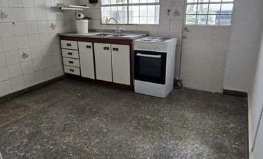 DUPLEX DE 3 AMBIENTES CON COCHERA Y PATIO EN VENTA. OLIVOS