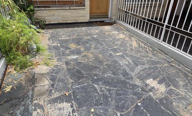 DUPLEX DE 3 AMBIENTES CON COCHERA Y PATIO EN VENTA. OLIVOS