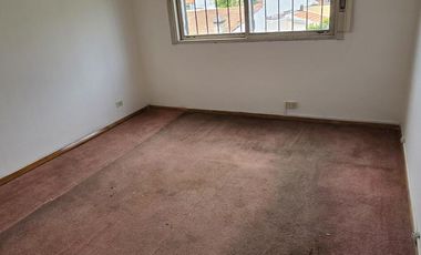 DUPLEX DE 3 AMBIENTES CON COCHERA Y PATIO EN VENTA. OLIVOS