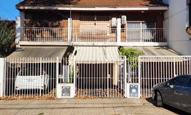 DUPLEX DE 3 AMBIENTES CON COCHERA Y PATIO EN VENTA. OLIVOS