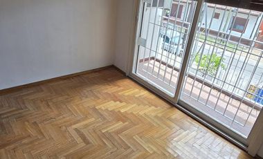 DUPLEX DE 3 AMBIENTES CON COCHERA Y PATIO EN VENTA. OLIVOS