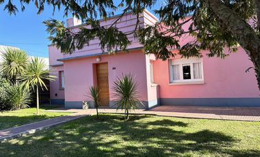 ¿Estás buscando una casa céntrica y acogedora con todos los servicios en Roque Pérez?