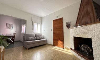 ¿Estás buscando una casa céntrica y acogedora con todos los servicios en Roque Pérez?