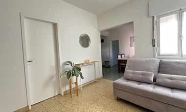 ¿Estás buscando una casa céntrica y acogedora con todos los servicios en Roque Pérez?