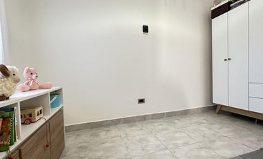 ¿Estás buscando una casa céntrica y acogedora con todos los servicios en Roque Pérez?