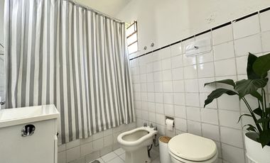 ¿Estás buscando una casa céntrica y acogedora con todos los servicios en Roque Pérez?