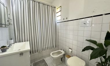 ¿Estás buscando una casa céntrica y acogedora con todos los servicios en Roque Pérez?