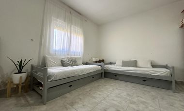 ¿Estás buscando una casa céntrica y acogedora con todos los servicios en Roque Pérez?