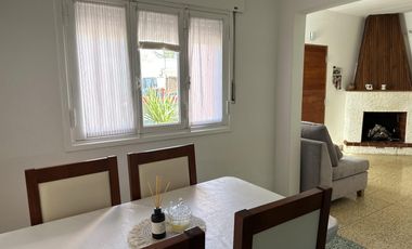 ¿Estás buscando una casa céntrica y acogedora con todos los servicios en Roque Pérez?