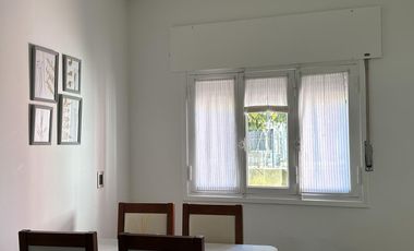 ¿Estás buscando una casa céntrica y acogedora con todos los servicios en Roque Pérez?