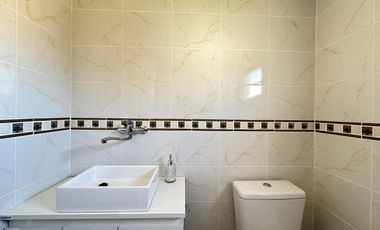 ¿Estás buscando una casa céntrica y acogedora con todos los servicios en Roque Pérez?