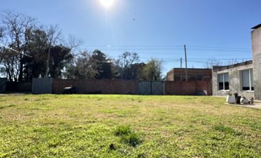 ¿Estás buscando una casa céntrica y acogedora con todos los servicios en Roque Pérez?