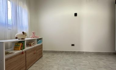 ¿Estás buscando una casa céntrica y acogedora con todos los servicios en Roque Pérez?