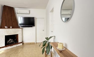 ¿Estás buscando una casa céntrica y acogedora con todos los servicios en Roque Pérez?