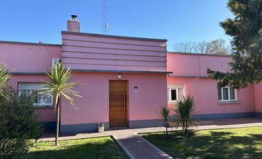 ¿Estás buscando una casa céntrica y acogedora con todos los servicios en Roque Pérez?