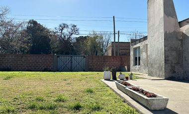 ¿Estás buscando una casa céntrica y acogedora con todos los servicios en Roque Pérez?