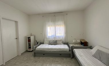 ¿Estás buscando una casa céntrica y acogedora con todos los servicios en Roque Pérez?