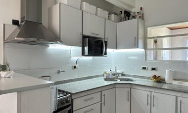 ¿Estás buscando una casa céntrica y acogedora con todos los servicios en Roque Pérez?