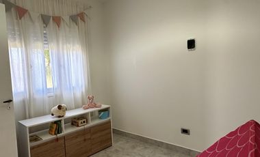 ¿Estás buscando una casa céntrica y acogedora con todos los servicios en Roque Pérez?