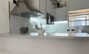 ¿Estás buscando una casa céntrica y acogedora con todos los servicios en Roque Pérez?