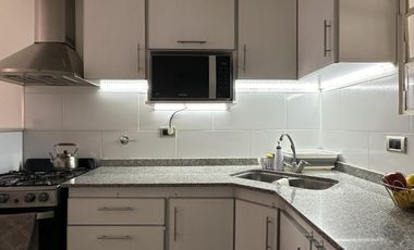 ¿Estás buscando una casa céntrica y acogedora con todos los servicios en Roque Pérez?