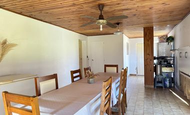 ¿Estás buscando una casa céntrica y acogedora con todos los servicios en Roque Pérez?