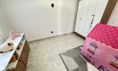 ¿Estás buscando una casa céntrica y acogedora con todos los servicios en Roque Pérez?