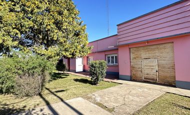 ¿Estás buscando una casa céntrica y acogedora con todos los servicios en Roque Pérez?