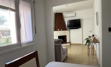 ¿Estás buscando una casa céntrica y acogedora con todos los servicios en Roque Pérez?