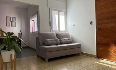 ¿Estás buscando una casa céntrica y acogedora con todos los servicios en Roque Pérez?