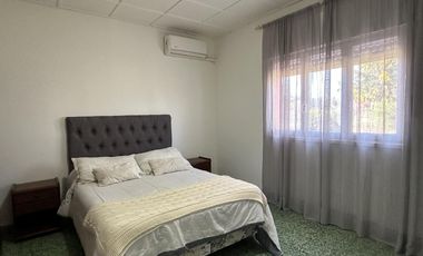 ¿Estás buscando una casa céntrica y acogedora con todos los servicios en Roque Pérez?