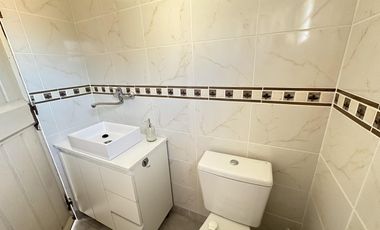 ¿Estás buscando una casa céntrica y acogedora con todos los servicios en Roque Pérez?