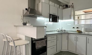 ¿Estás buscando una casa céntrica y acogedora con todos los servicios en Roque Pérez?