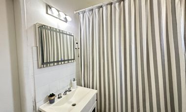 ¿Estás buscando una casa céntrica y acogedora con todos los servicios en Roque Pérez?