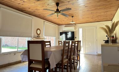 ¿Estás buscando una casa céntrica y acogedora con todos los servicios en Roque Pérez?